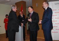 Nagrodę odbiera przewodniczący Rady Powiatu Tadeusz Osiński.