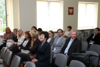 Grupa absolwentów na rozdaniu dyplomów