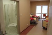 Pokoje na I piętrze w kolorystyce pomarańczowej