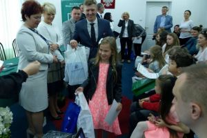 „Bezpiecznie na wsi: maszyna pracuje a dziecko obserwuje”...