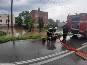 W miejscowości Maków strażacy wypompowali wodę z kilku...