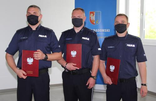 Dzielnicowi Roku z upominkami od władz Powiatu Radomskiego