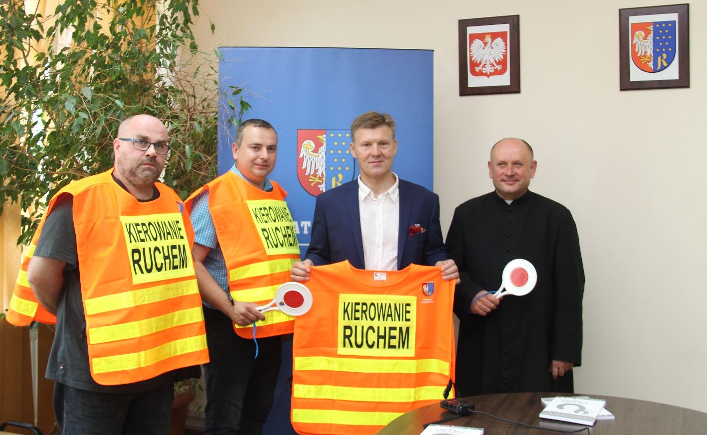 KAMIZELKI DLA RADOMSKICH PIELGRZYMÓW