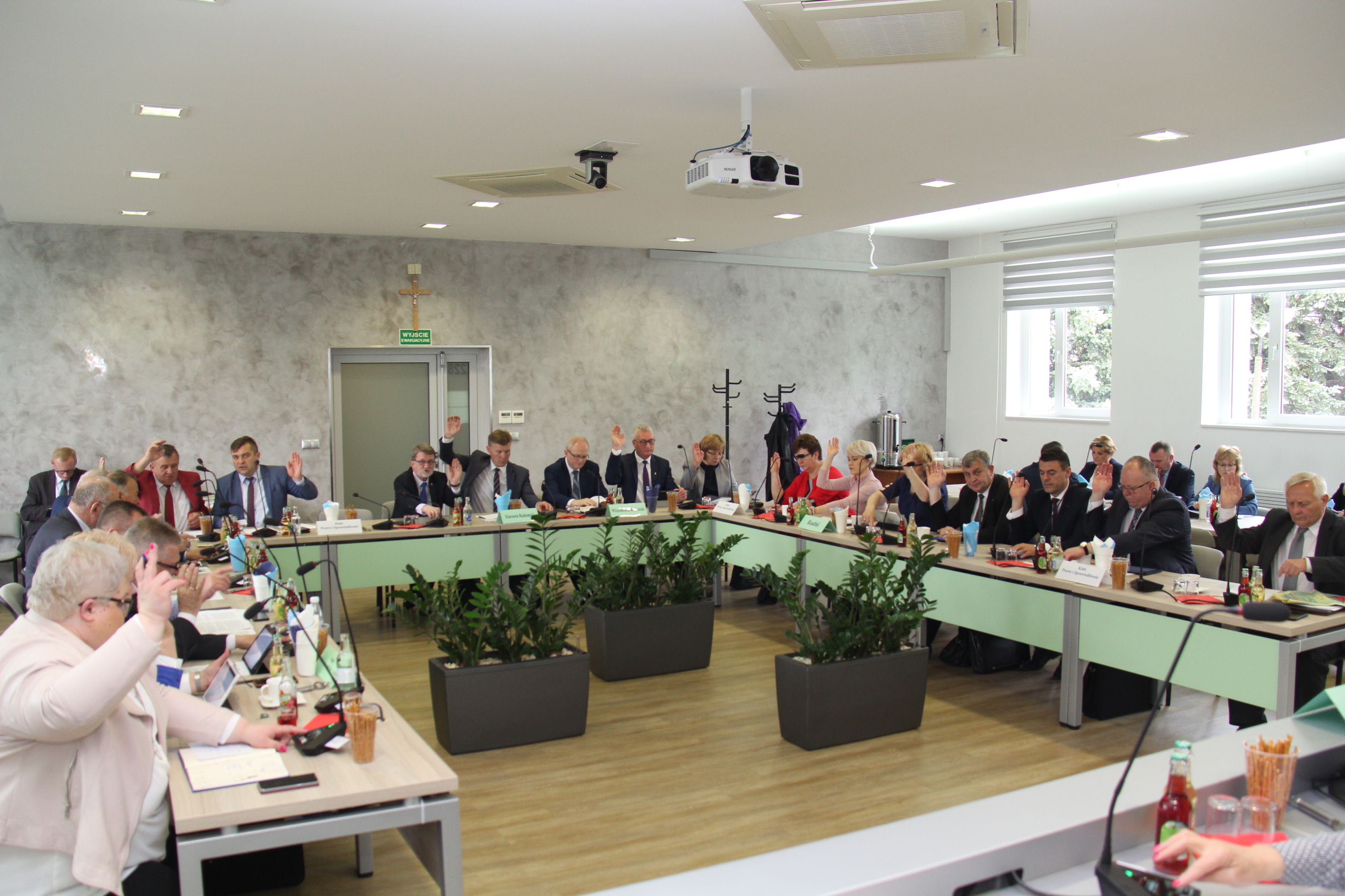 O szpitalu w Iłży i projekcie multimodalnym, czyli majowa sesja Rady Powiatu