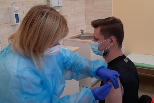 Personel szpitala w Iłży zaszczepił się przeciwko COVID-19