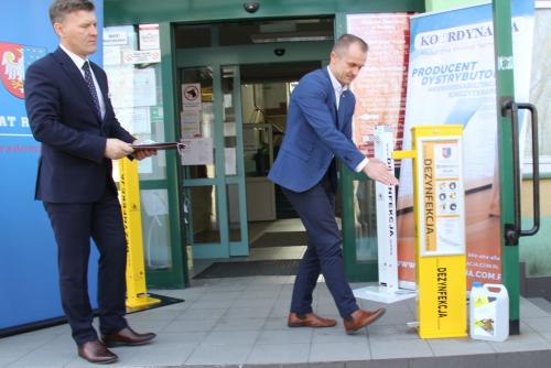 Pierwsze w Europie dezynfekatory do rąk dla Powiatu Radomskiego