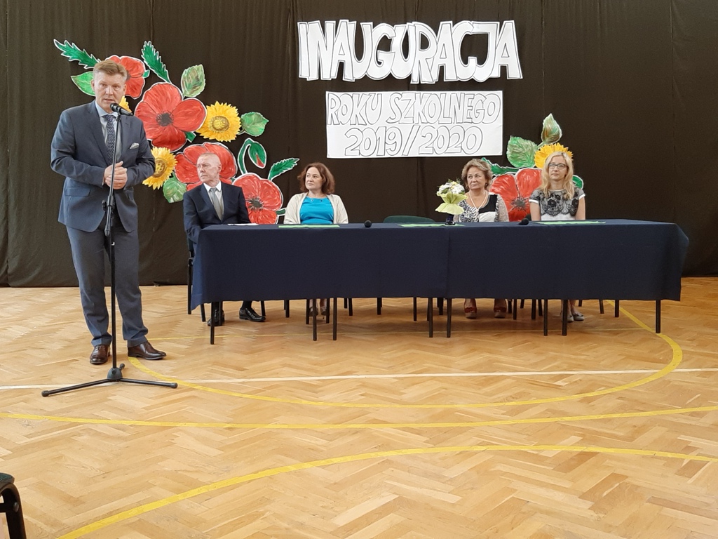 Pierwszy dzwonek w szkołach powiatowych