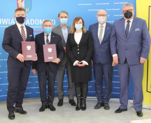 Powiat Radomski przebuduje trzy odcinki dróg. Powstaną w Pionkach oraz gminach Wolanów i Kowala