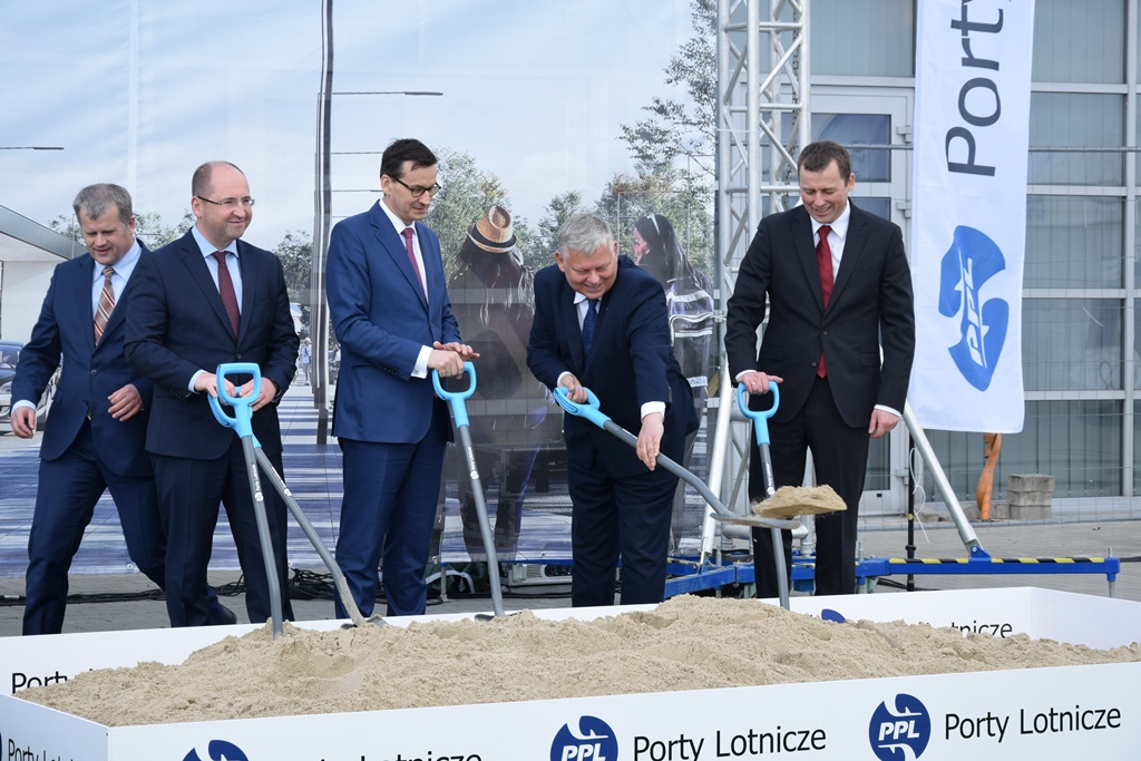 Rozpoczęcie prac na lotnisku w Radomiu z udziałem premiera Mateusza Morawieckiego