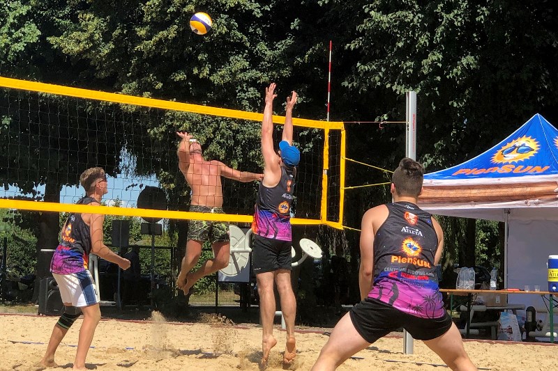 Słońce, piasek i …. siatkówka